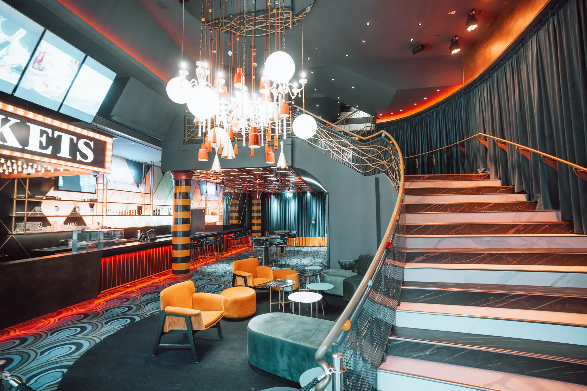 Stilvolle Treppe und moderne Beleuchtung